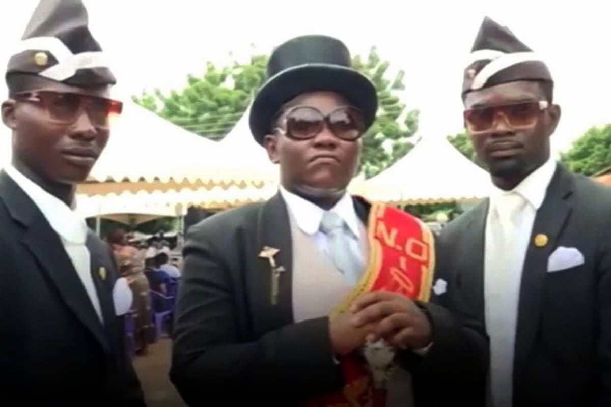 Benjamin Aidoo (al centro), es el creador y coreógrafo del servicio fúnebre que recorre el mundo.