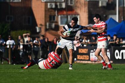 Benjamín Belaga, del CASI, es tackleado por Santiago González Iglesias (12) y Cruz González Bibolini