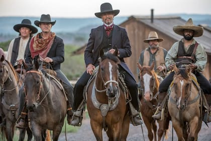 Benjamin Bratt (en el centro) encarna a un peligroso jefe territorial mexicano