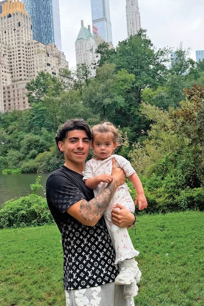 Benjamín con la pequeña Olivia en brazos en un paso por Central Park