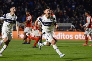 Benjamín Domínguez, autor de un golazo para Gimnasia en la victoria ante Independiente por 3-1; la aparición de juveniles, uno de los sellos de la gestión de Gorosito en el Lobo