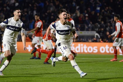 Benjamín Domínguez, eufórico: una celebración a tono con el golazo con el que consiguió el empate provisorio, que abrió el camino a la victoria tripera y la llegada a la vanguardia de la Liga.