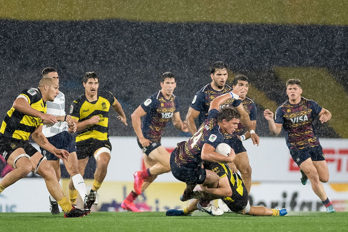 Benjamín Elizalde cae por un tackle de Peñarol, pero Pampas se hizo fuerte en Montevideo y se quedó con una trabajosa victoria y un cupo en las semifinales del Super Rugby Americas.