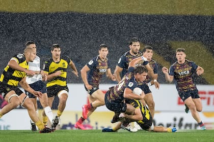 Benjamín Elizalde cae por un tackle de Peñarol, pero Pampas se hizo fuerte en Montevideo y se quedó con una trabajosa victoria y un cupo en las semifinales del Super Rugby Americas.