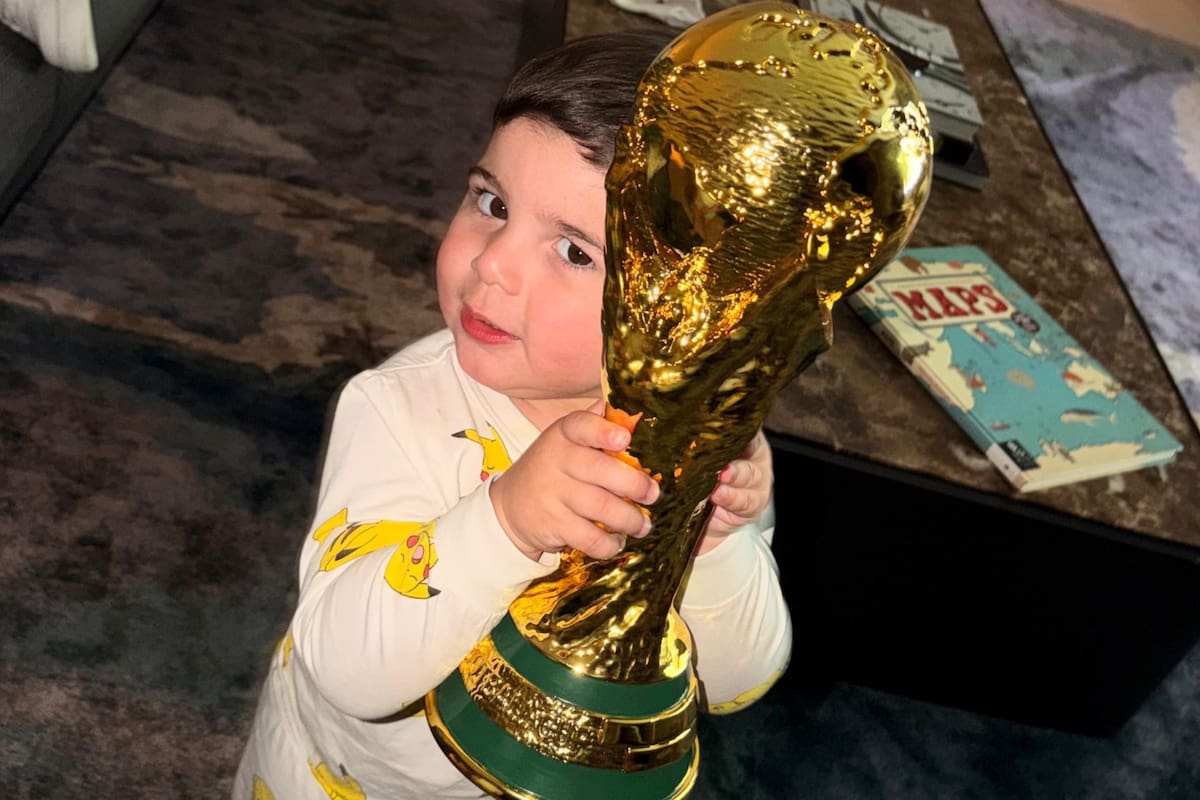 Benjamín Fernández con la copa del mundo