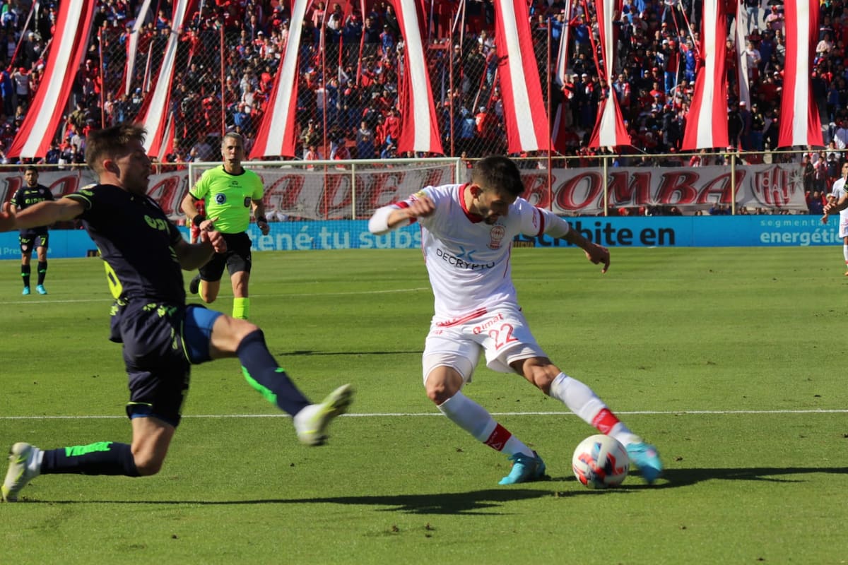 Benjamín Garré, delantero de Huracán, intenta un remate hacia el arco de Unión