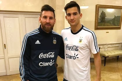 Le mejor foto de la colección de Benjamín: con Messi, en la antesala de Rusia 2018, cuando acompañó a la selección de Sampaoli como sparring en una gira por Europa