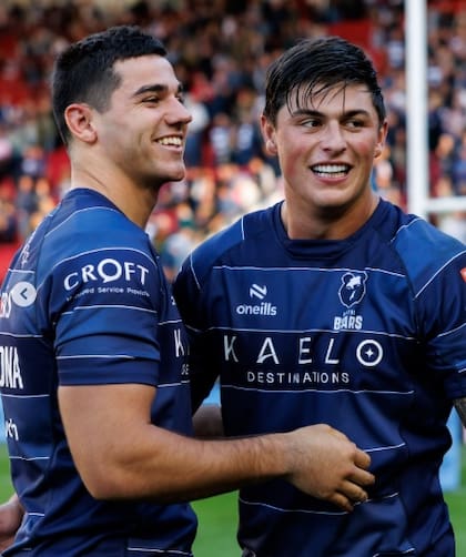 Benjamín Grondona (izquierda) junto a Louis Rees-Zammit, tras la victoria de Bristol Bears
