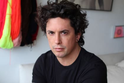 Benjamín Labatut nació en Rotterdam, vivió en La Haya, Buenos Aires y Lima, y se radicó en Santiago de Chile