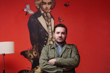 Benjamin Lacombe, con su dibujo de Dorian Gray, en el Espacio Edelvives