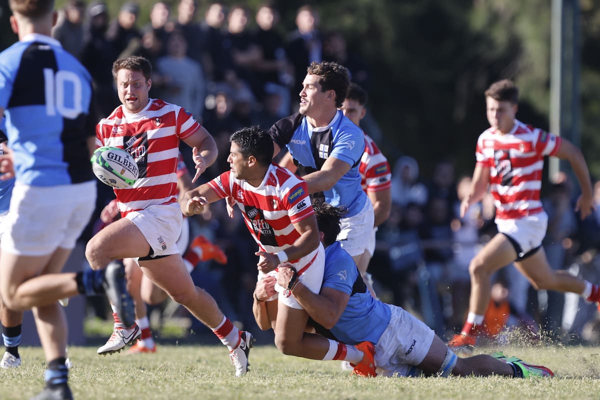 Benjamín Mesones recibe del tackleado Joaquín Díaz Luzzi y se gesta el try de Ramón Fuentes; Alumni fue mejor que CUBA en la jornada inaugural del Top 12.
