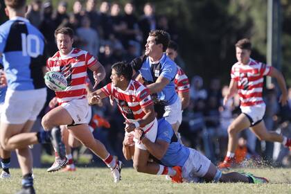 Benjamín Mesones recibe del tackleado Joaquín Díaz Luzzi y se gesta el try de Ramón Fuentes; Alumni fue mejor que CUBA en la jornada inaugural del Top 12.
