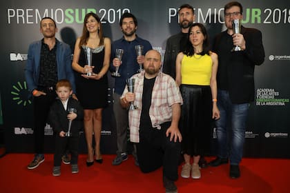 Benjamin Naishtat, director de Rojo, elenco y equipo de la película ganadora de los Premios Sur