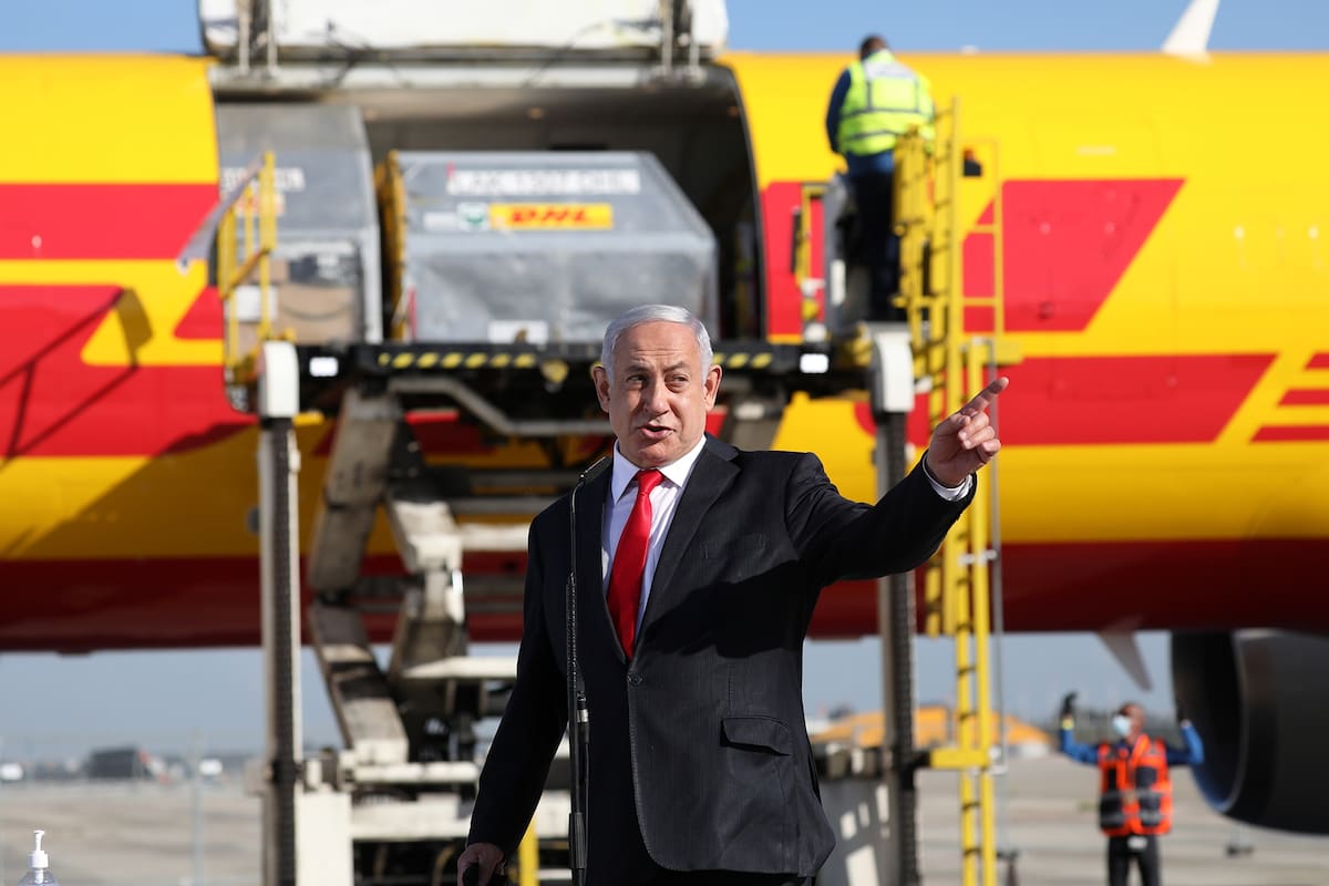Benjamin Netanyahu anunció que será el primero en ponerse la vacuna contra el coronavirus de Pfizer, ayer en Israel