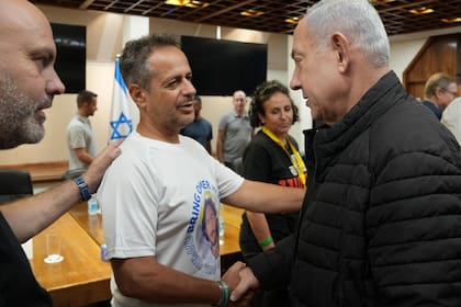 Benjamin Netanyahu, durante una reunión con familiares de los rehenes de Hamas, en Tel Aviv.