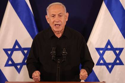 Benjamin Netanyahu, habla durante una conferencia de prensa en la base militar de Kirya, en Tel Aviv, el 28 de octubre de 2023