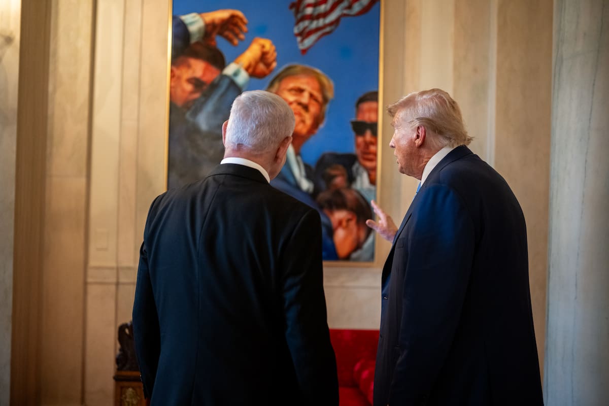 Benjamín Netanyahu junto a Donald Trump, frente a un cuadro del mandatario estadounidense