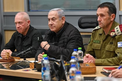 Benjamin Netanyahu se reúne con el Ministro de Defensa Yoav Gallant y el Jefe de Estado Mayor de las FDI, Herzi Halevi, para una evaluación de seguridad