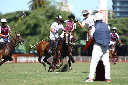 Benjamín Panelo se apresta a ejecutar un backhander cerca del arco de Sol de Agosto ante la amenaza de Beltrán Laulhé, de La Zeta-Kazak, que consiguió su primer triunfo en el Campeonato Argentino Abierto.