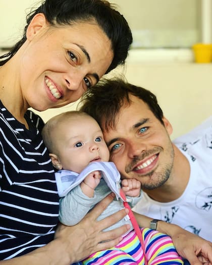 Benjamín Rojas junto a Martina Sánchez Acosta, su pareja, y a Rita, su primera hija juntos
