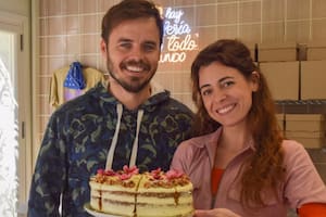 Benjamín Rojas y su pareja Martina Sánchez Acosta son dueños de Teodelinesias, una pastelería que pusieron en City Bell