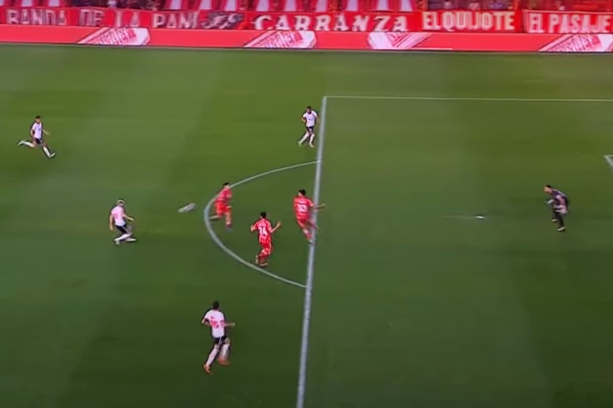 Benjamín Rollheiser pica la pelota y terminará en el golazo del 3-0 de Estudiantes ante Argentinos