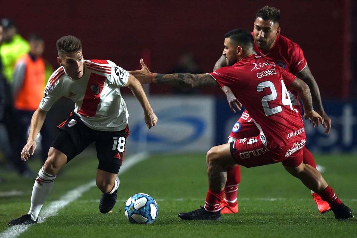 Benjamín Rollheiser se lleva la pelota ante Elías Gómez, en una escena del primer tiempo.