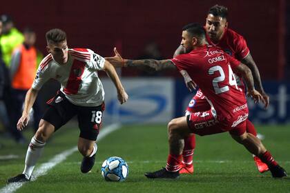 Benjamín Rollheiser se lleva la pelota ante Elías Gómez, en una escena del primer tiempo.