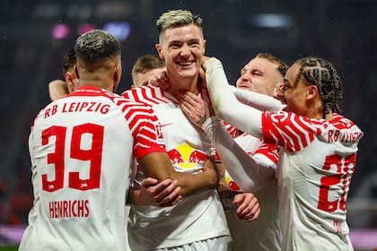 Benjamin Sesko, el centrodelantero que hace sonreír a Leipzig; rechazó una oferta de 65 millones de euros para continuar en el club de la Biundesliga.