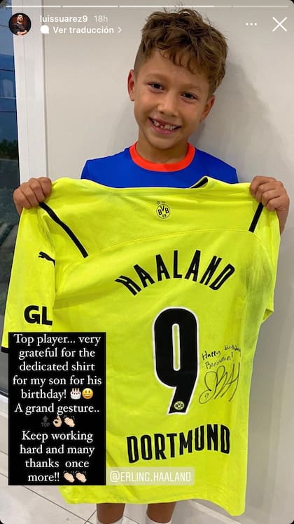 Benjamín Suárez con la camiseta del Borussia Dortmund autografiada por Haaland