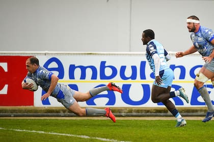Urdapilleta y uno de los tries que anotó para Castres sobre Montpellier