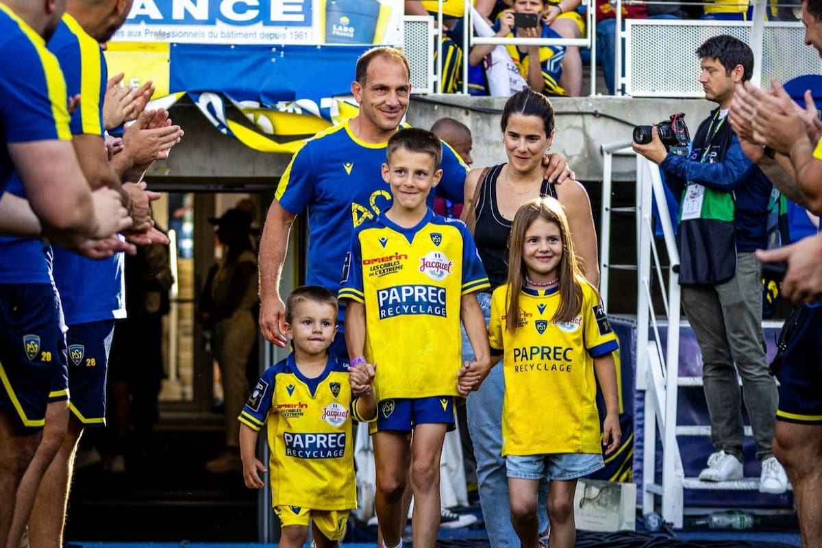 Benjamín Urdapilleta ingresa con su esposa y sus hijos a la cancha para el reconocimiento que le hará Clermont en su último partido como local en el club, en el que se convirtió en el máximo goleador histórico del formato de Top 14 de la liga de Francia.