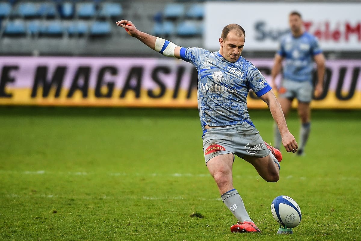Benjamín Urdapilleta patea durante el partido que disputaron Castres y Montpellier