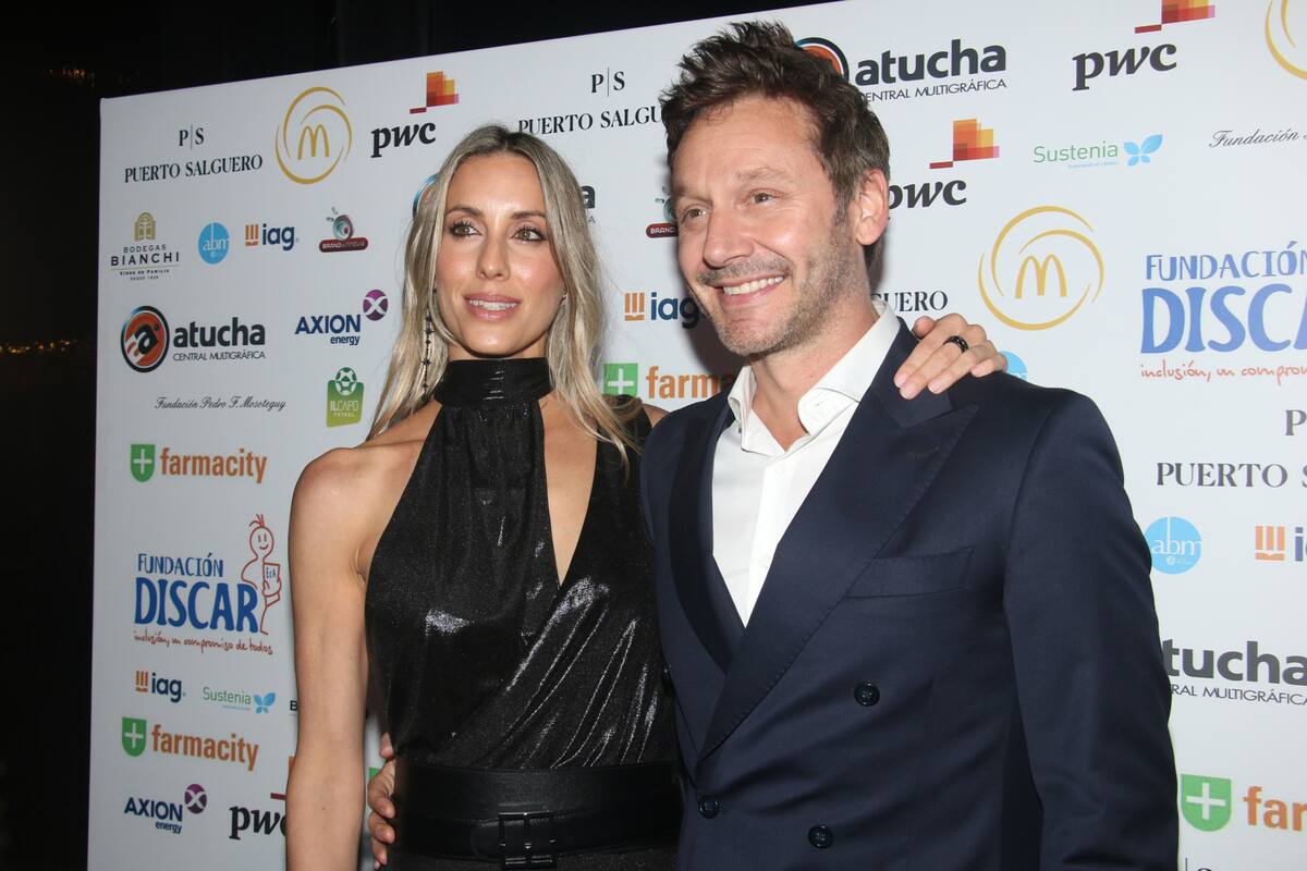 Benjamín Vicuña asistió a una gala benéfica acompañado por su novia, Anita Espasandin