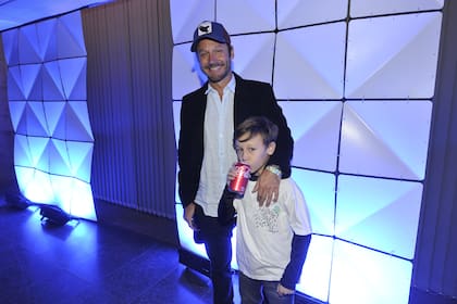Benjamín Vicuña con su hijo Benicio, presentes en el show de Mau y Ricky en el Movistar Fri Music