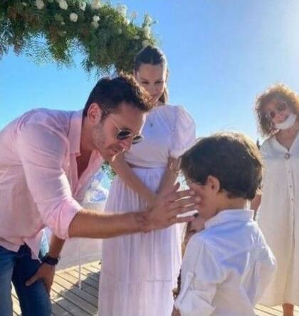 Benjamín Vicuña dio el presente en el bautismo de Ana, la hija de Pampita Ardohain y Roberto García Moritán