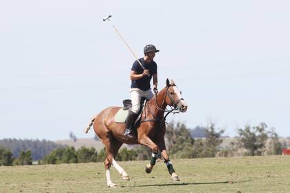 Benjamín Vicuña eligió hospedarse en Estacia Santa Cruz, un tranquilo complejo que da a la Laguna José Ignacio y que cuenta con una exclusiva cancha de polo