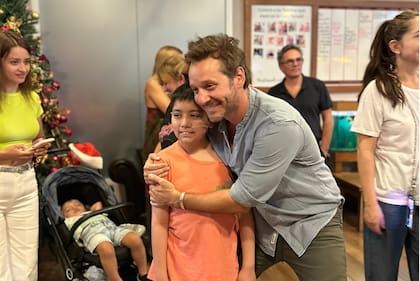 Benjamín Vicuña en una visita a la Casa de Ronald McDonald, en Buenos Aires