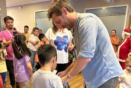 Benjamín Vicuña es un hombre solidario, y cada tanto aparecen en los medios imágenes que lo confirman. En esta oportunidad, el actor visitó La Casa Ronald de Buenos Aires, allí compartió una jornada diferente con los chicos que pasan sus días allí en medio de sus tratamientos médicos