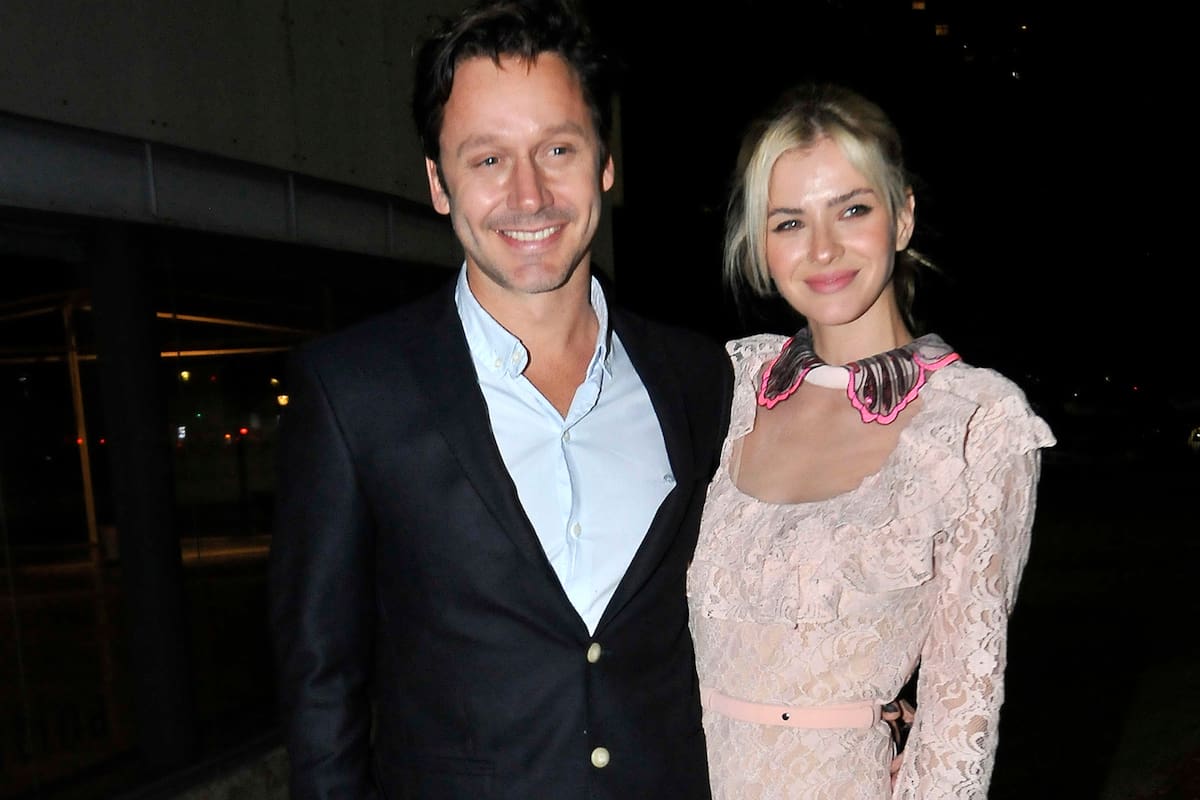 Benjamín Vicuña estuvo acompañado por su familia al recibir un reconocimiento a su carrera en la embajada de Chile