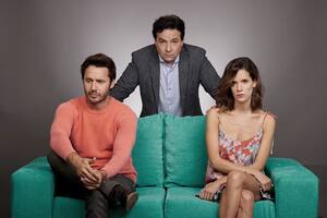 Benjamín Vicuña, Fernán Mirás y Violeta Urtizberea, protagonistas de Terapia amorosa.