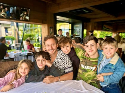 Benjamín Vicuña junto a sus cinco hijos, los tres que tuvo con Pampita Ardohain y los dos más chicos, fruto de su relación con la China Suárez