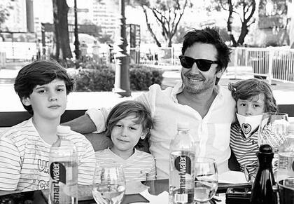 Benjamín Vicuña junto a sus hijos Bautista, Benicio y Beltrán