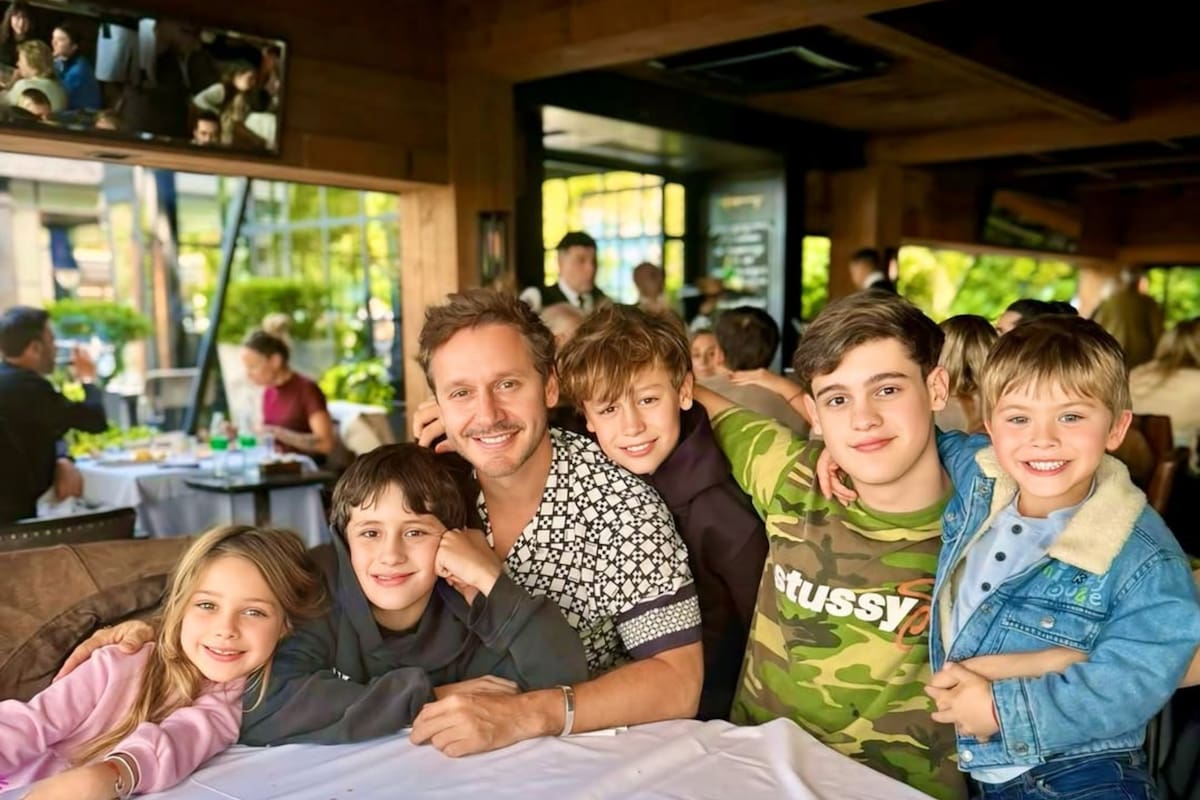 Benjamín Vicuña junto a sus hijos en el Día del Padre: Magnolia, Beltrán, Benicio, Bautista y Amancio