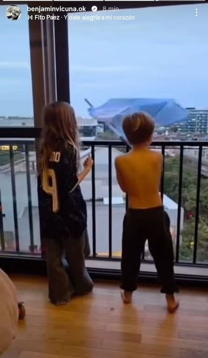 Benjamín Vicuña publicó una tierna foto de sus hijos más pequeños, Magnolia y Amancio, felices junto a una bandera argentina