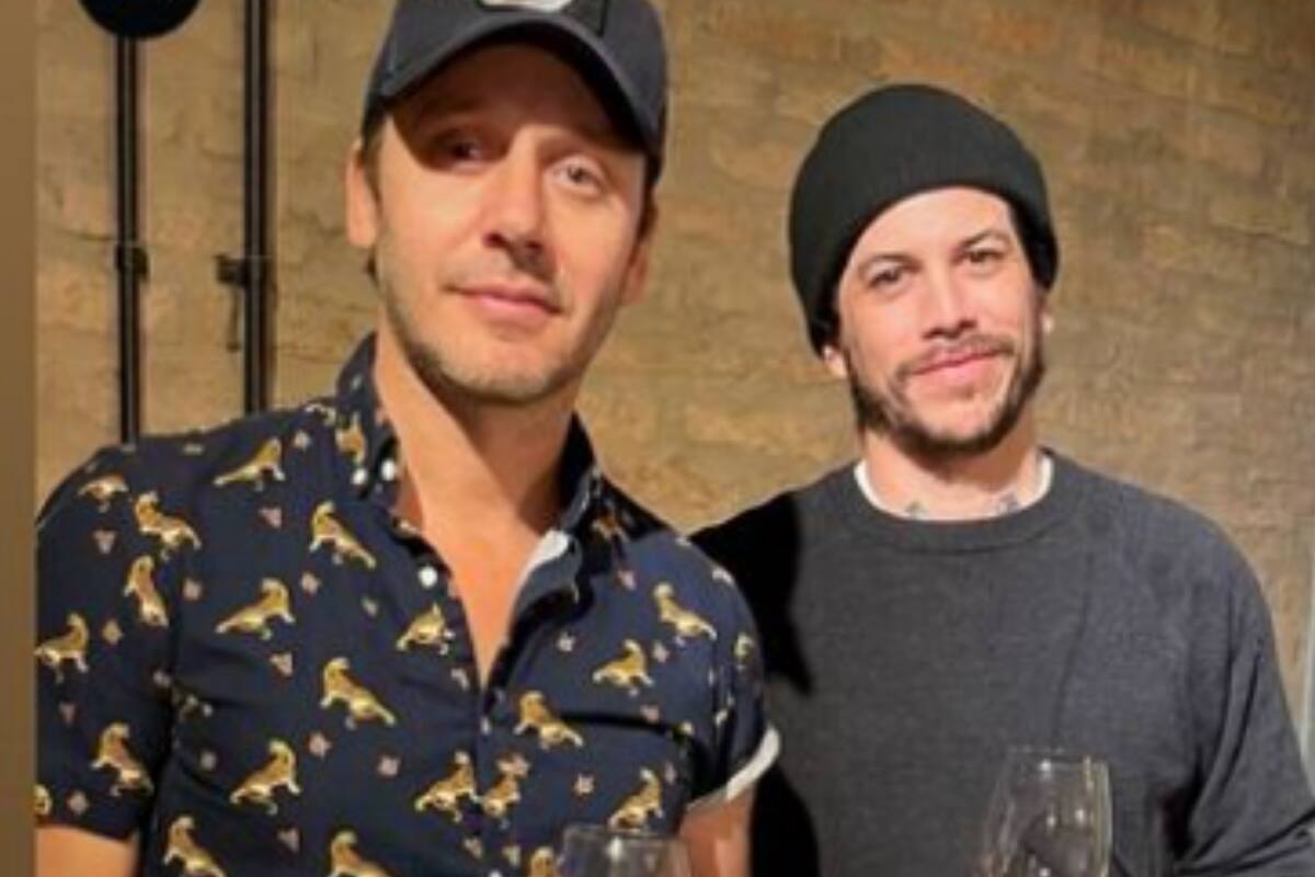 Benjamín Vicuña salió este lunes y tomó vino junto a un amigo