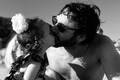 Benjamín Vicuña se mostró con la China Suárez y Magnolia en las playas de San Sebastián