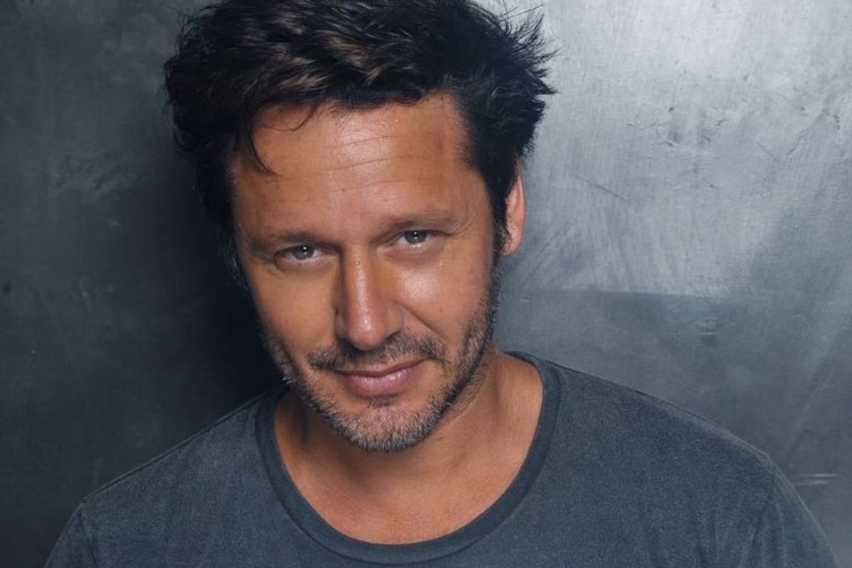 Benjamín Vicuña se mostró disfrutando de la pileta junto a uno de sus hijos y sorprendió al mostrar su físico entrenado