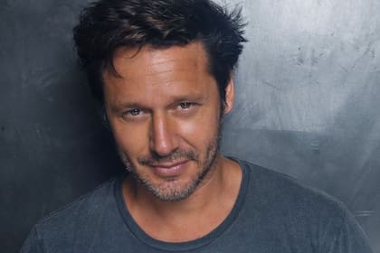 Benjamín Vicuña se mostró disfrutando de la pileta junto a uno de sus hijos y sorprendió al mostrar su físico entrenado