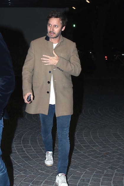 Benjamín Vicuña también participó del adiós al músico. “Tu padre, poeta y pícaro, nos envuelve en silencio y nos susurra una canción”, le escribió el actor chileno a Julieta Novarro.